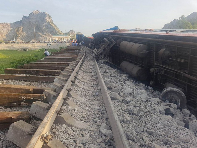Vụ tai nạn tàu hỏa xảy ra vào khoảng 00h30 ngày 24/5, tại khu vực ga Khoa Trường, xã Trường Lâm, huyện Tĩnh Gia (Thanh Hóa). Ảnh: Báo Giao thông