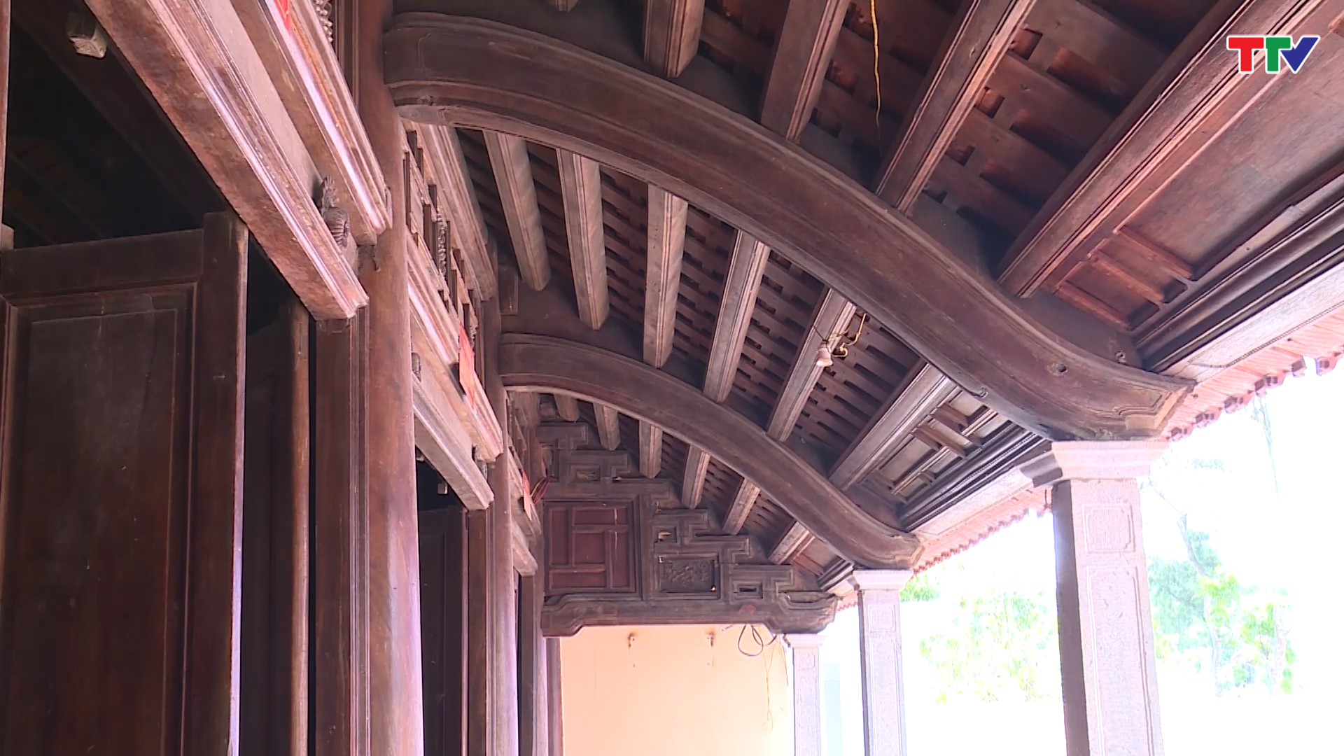 Toàn bộ căn nhà từ hệ thống cột kèo, xà, cói giang, ruôi, mè, cửa, bốn vách nhà đến những hiện vật trong gia đình như bộ bàn ghế, kệ, sập đều làm bằng gỗ. Tất cả đều được lưu giữ khá nguyên vẹn với nguyên bản nhà gỗ xưa.