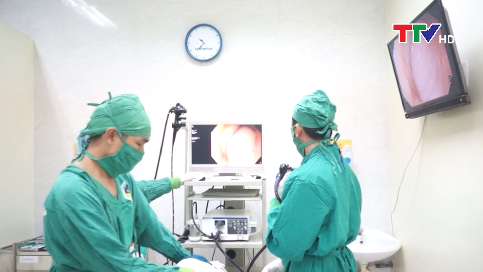 Dị vật là nắp đồ chơi bằng nhựa, kẹt ở 1/3 trên thực quản