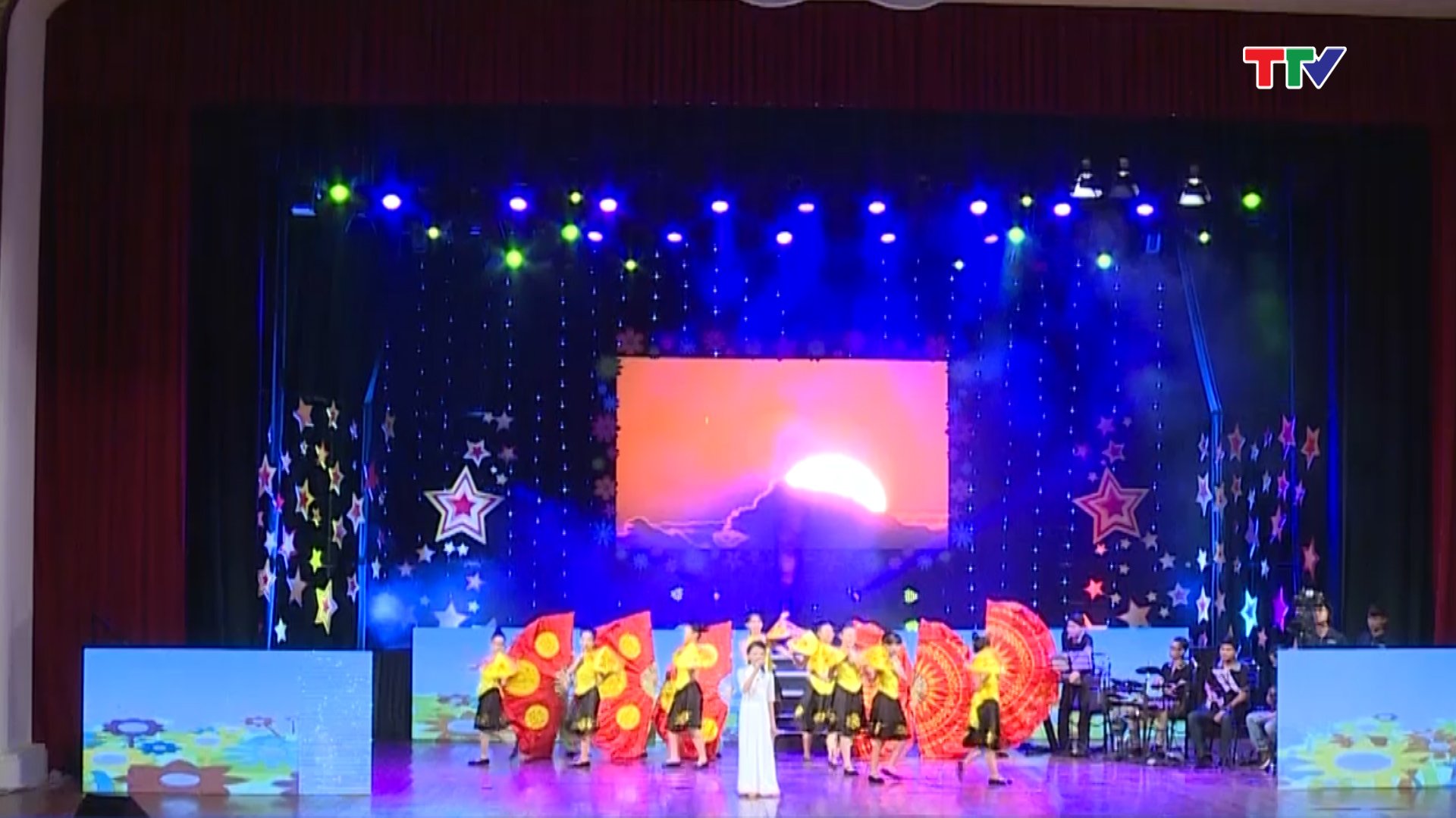 Năm thứ 2 tổ chức, game show truyền hình Sao nhí tỏa sáng tiếp tục thu hút hơn 100 thí sinh, độ tuổi từ 4- 14, có năng khiếu đặc biệt ở nhiều lĩnh vực như: Hát, múa, nhảy, dẫn chương trình, kể chuyện, diễn kịch, võ thuật, trình diễn thời trang, ảo thuật…  tham gia dự thi. 