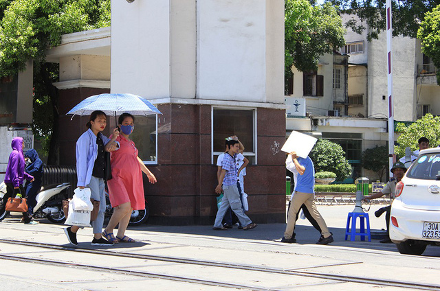Theo Trung tâm Dự báo khí tượng thủy văn Quốc gia, khu vực Hà Nội ngày hôm nay (2/7), nắng nóng gay gắt tiếp tục xảy ra với nhiệt độ cao nhất 37-39 độ C, có nơi trên 39 độ C.