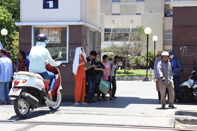 Tuy nhiên vào thời điểm giữa trưa, nhiệt độ đo được ở ngoài trời, trên mặt đường bê tông, có thể lên tới hơn 40 độ C. Thời điểm nắng nóng gay gắt và kinh hoàng hơn bao giờ hết nhưng số lượng người đổ về Bệnh viện Bạch Mai (Hà Nội) để thăm khám vẫn đông đúc.