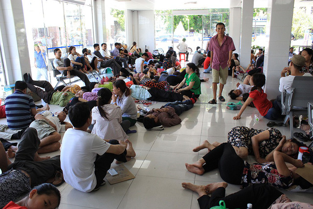 Số lượng bệnh nhân cùng người nhà quá đông tạo nên cảnh chen chúc, vạ vật trong các phòng khám và quầy thu tại bệnh viện.