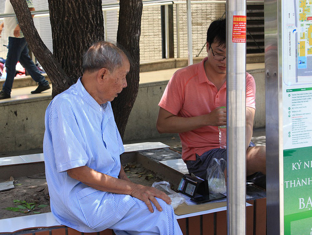 Tranh thủ ăn trưa dưới bóng cây.