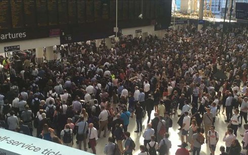 Khách xếp hàng dài chờ tàu tại một nhà ga ở London Waterloo. (Ảnh: msn)
