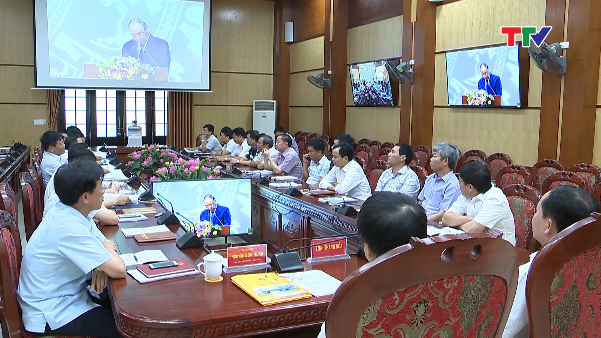 Thủ tướng Nguyễn Xuân Phúc  yêu cầu các Bộ trưởng và lãnh đạo các địa phương phải trăn trở, trách nhiệm, sáng tạo, quyết liệt trong chỉ đạo, điều hành để đóng góp tích cực cho sự tăng trưởng của đất nước.