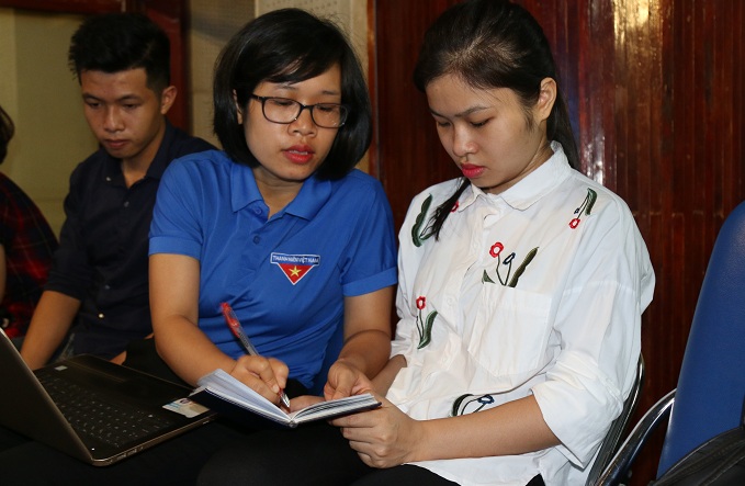 Các thí sinh trao đổi , thảo luận đề án lần cuối trước khi bước vào vòng chung kết cuộc thi “Ý tưởng khởi nghiệp trong đoàn viên thanh niên tỉnh Thanh Hóa lần thứ 2, năm 2018”
