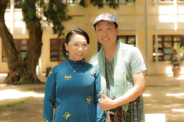 Trước lời mời của đạo diễn Mai Thế Hiệp, NSND Bạch Tuyết có chút e dè, bởi trước đó bà đã từ chối khá nhiều lời mời tham gia phim ảnh vì chưa tìm được kịch bản ưng ý và có tính nhân văn sâu sắc. Sau hơn một tuần tìm hiểu và đọc kỹ kịch bản, NSND Bạch Tuyết mới gật đầu đồng ý tham gia.