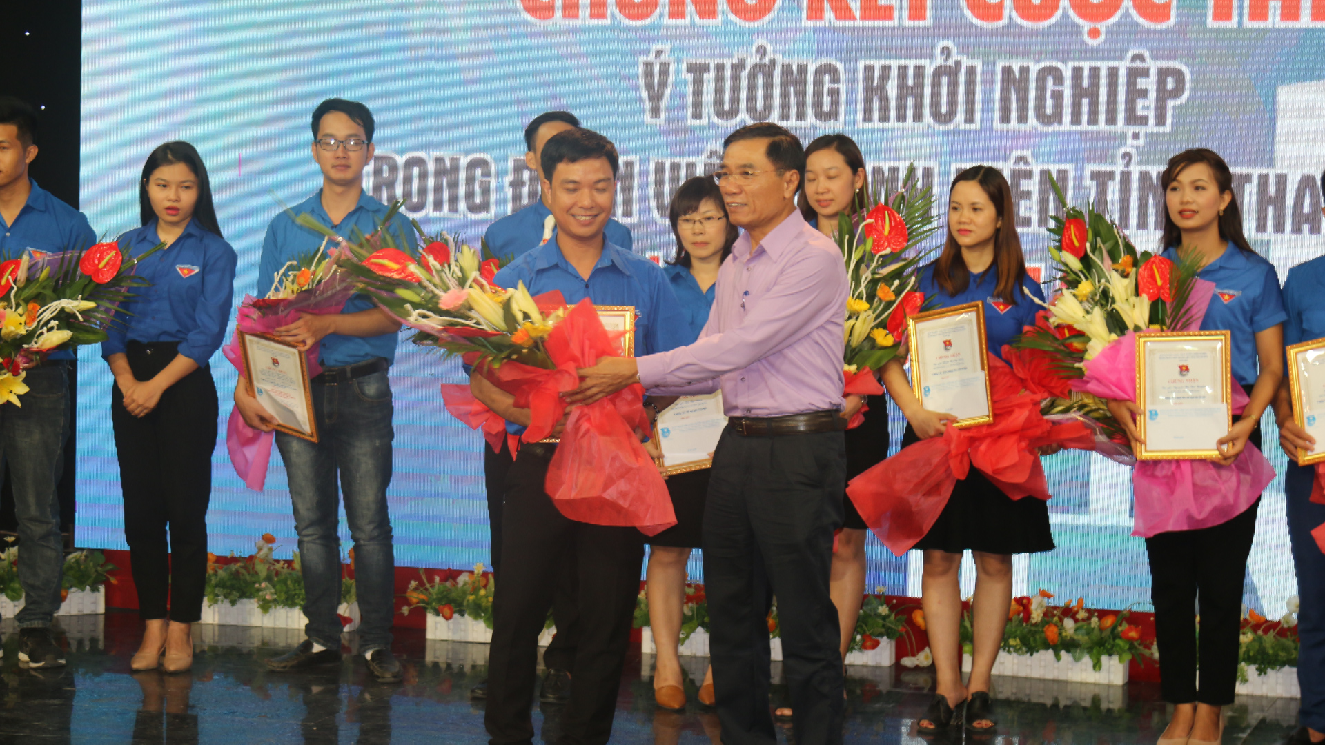 Tác giả Nguyễn Hữu Thế - Chủ đề án sản xuất đèn LED phục vụ ngành quảng cáo truyền thông, trang trí, chiếu sáng đô thị đã giành giải nhất cuộc thi