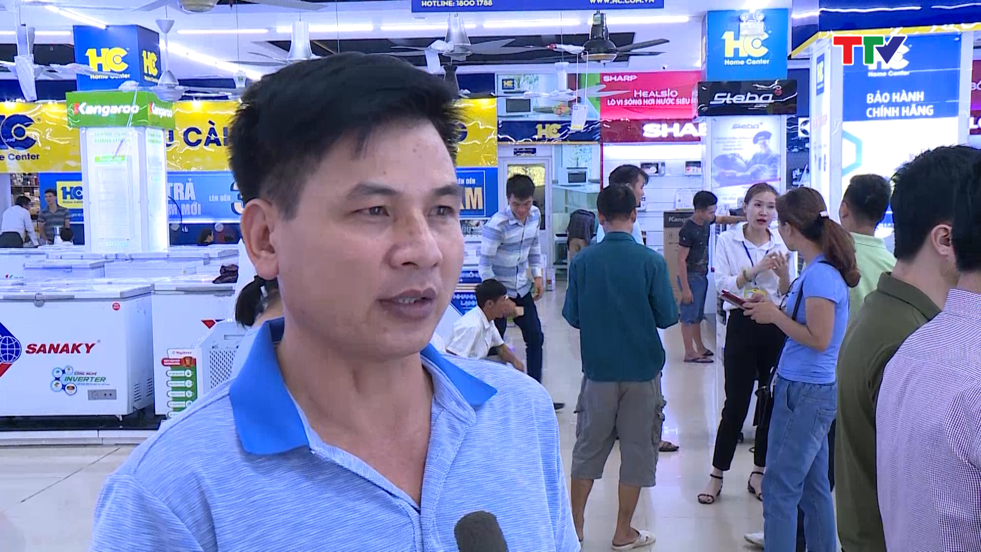 Anh Bùi Sỹ Tuân - Khách hàng huyện Ngọc Lặc: Tôi đã lựa chọn quạt hơi nước của hãng để mua bởi tính bền, tôi mua để phòng khách để vừa mát mà vẫn dễ dàng di chuyển, tiết kiệm điện và giá thành rẻ hơn hẳn so với dùng  điều hòa.