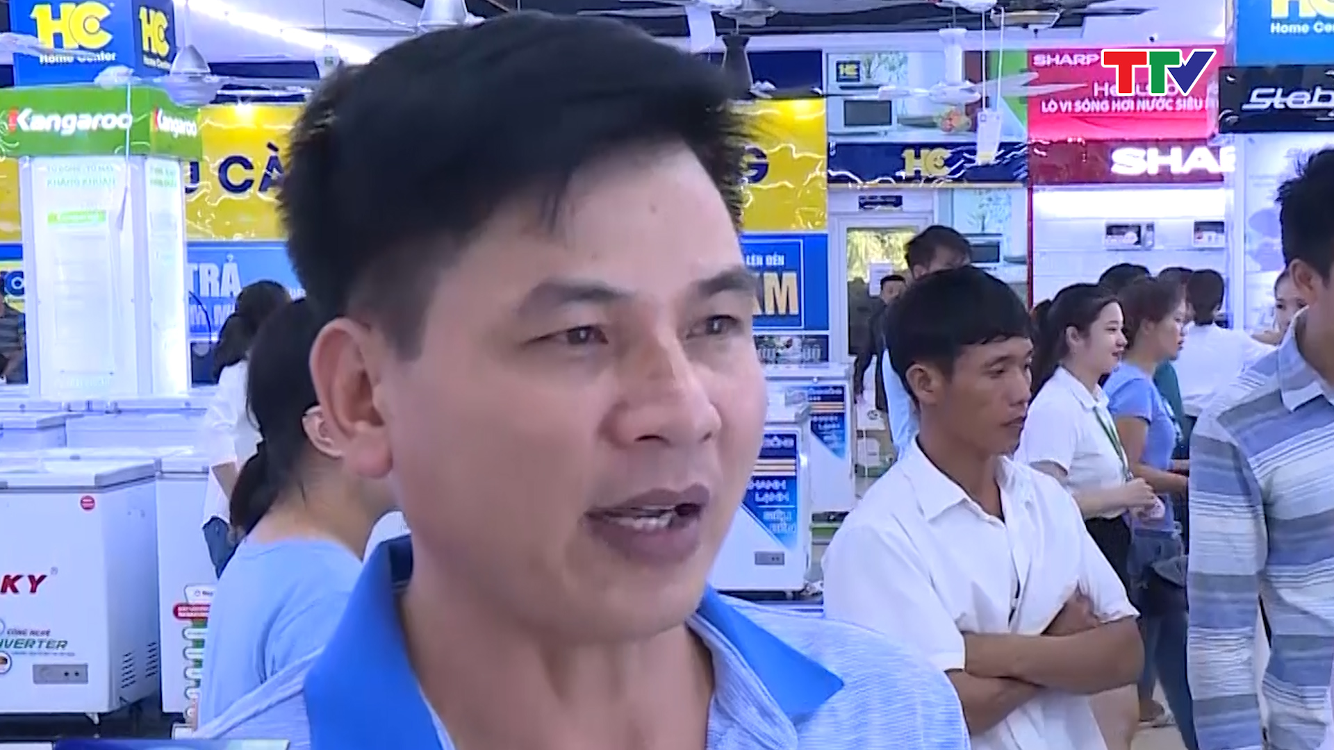 Anh B&ugrave;i Sỹ Tu&acirc;n  Kh&aacute;ch h&agrave;ng huyện Ngọc Lặc:  "T&ocirc;i đ&atilde; lựa chọn quạt hơi nước của h&atilde;ng để mua bởi t&iacute;nh bền, t&ocirc;i mua để ph&ograve;ng kh&aacute;ch để vừa m&aacute;t m&agrave; vẫn dễ d&agrave;ng di chuyển, tiết kiệm điện v&agrave; gi&aacute; th&agrave;nh rẻ hơn hẳn so với d&ugrave;ng  điều h&ograve;a "
