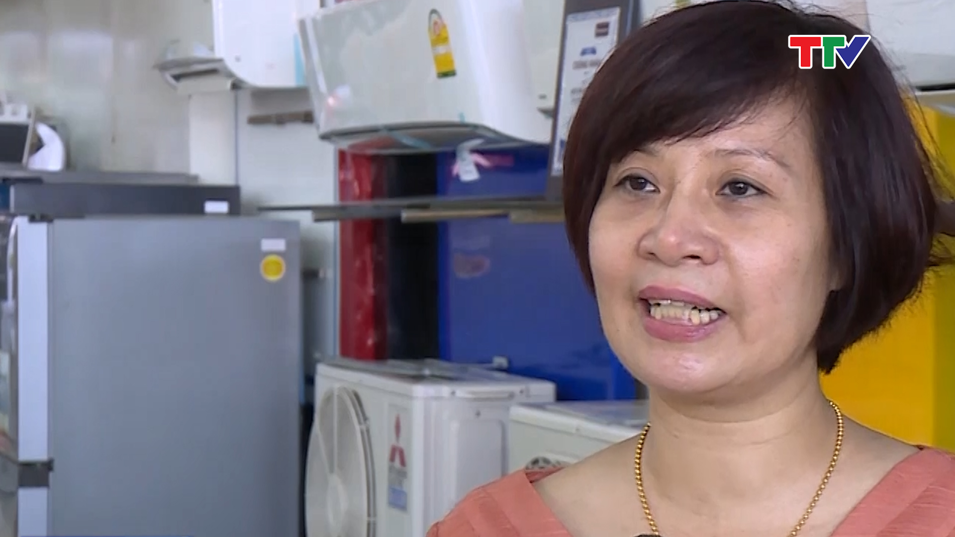 Chị Nguyễn Hải Yến- Chủ cửa h&agrave;ng điện m&aacute;y H&ugrave;ng Cường, TP. Thanh H&oacute;a:  "V&igrave; sức mua lớn n&ecirc;n việc lăp đặt cũng bị chậm hơn v&igrave; ko đủ nh&acirc;n lực,kh&aacute;ch h&agrave;ng sau khi chọn mua được m&aacute;y điều h&ograve;a phải chờ từ 1 - 2 ng&agrave;y mới c&oacute; thợ vận chuyển lắp đặt ".