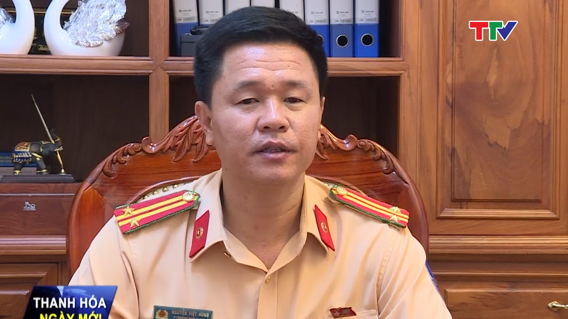Trung tá Nguyễn Việt Hùng- Phó trưởng Phòng CSGT đường bộ, đường sắt, Công an tỉnh Thanh Hóa:  &quot;Chúng tôi tổ chức thực hiện và kiểm tra một cách nghiêm túc không có ngoại lệ, tạo sự công bằng giữa các doanh nghiệp vận tải trong tỉnh và tỉnh ngoài. Và cách làm là triệt để nhằm mục tiêu tránh cơi nới kích thước thành thùng trên địa bàn tỉnh &quot;