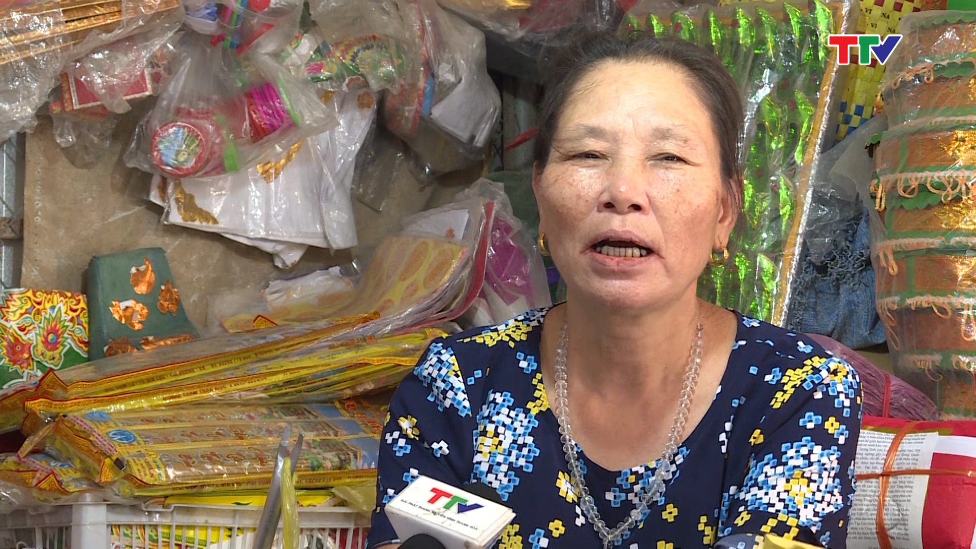 Bà Đ&ocirc;̃ Thị Khánh - Ti&ecirc;̉u thương chợ Thị tr&acirc;́n Rừng Th&ocirc;ng: Khi chúng t&ocirc;i kh&ocirc;ng có mặt trong qu&acirc;̀y, thì những cái d&ecirc;̃ cháy kh&ocirc;ng đ&ecirc;̉ g&acirc;̀n d&acirc;y đi&ecirc;̣n và &ocirc;̉ đi&ecirc;̣n. Khi v&ecirc;̀ chúng t&ocirc;i phải ki&ecirc;̉m tra đường d&acirc;y đi&ecirc;̣n, d&acirc;̣p c&acirc;̀u dao r&ocirc;̀i mới v&ecirc;̀.