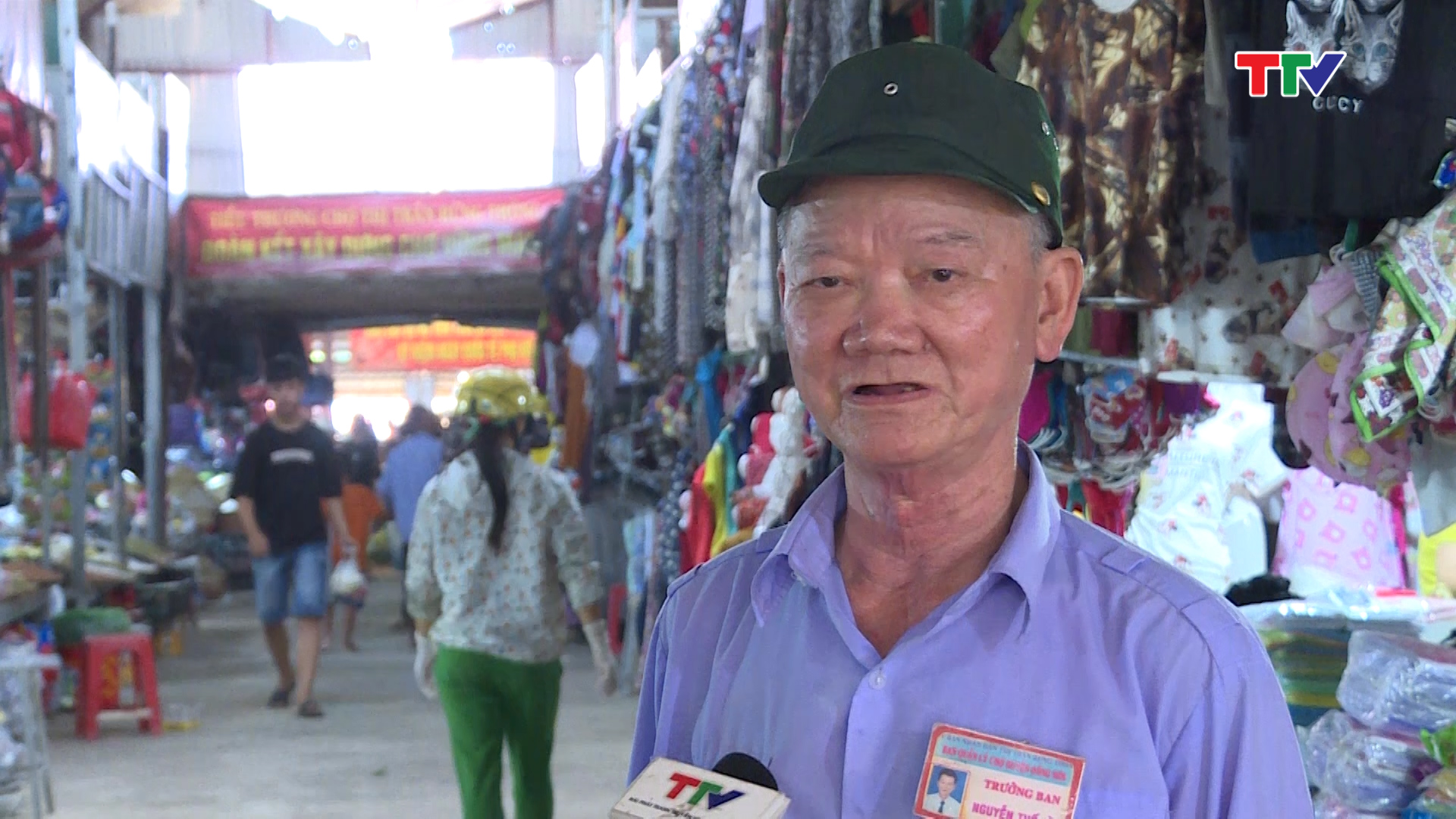 &Ocirc;ng Nguy&ecirc;̃n Th&ecirc;́ C&acirc;̀n - Trưởng Ban Quản lý chợ Thị tr&acirc;́n Rừng Th&ocirc;ng: Chúng t&ocirc;i lu&ocirc;n tuy&ecirc;n truy&ecirc;̀n, loa đài hằng ngày, nhắc nhở bà con chị em chú ý c&ocirc;ng tác phòng cháy chữa cháy. Anh em lu&ocirc;n trực đ&ecirc;̉ làm c&ocirc;ng tác phòng cháy chữa cháy.