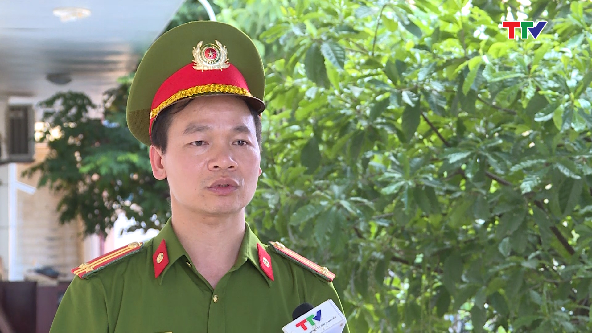 Trung tá Bùi Văn Minh - Phó Trưởng phòng Hướng d&acirc;̃n chỉ đạo Phòng cháy, Cảnh sát PCCC tỉnh Thanh Hóa: Tăng cường c&ocirc;ng tác tự ki&ecirc;̉m tra PCCC đ&ecirc;̉ phát hi&ecirc;̣n và khắc phục kịp thời những t&ocirc;̀n tại, sơ hở, thi&ecirc;́u sót v&ecirc;̀ PCCC, t&ocirc;̉ chức hu&acirc;́n luy&ecirc;̣n, tuy&ecirc;n truy&ecirc;̀n đ&ecirc;̉ người d&acirc;n, BQL và các h&ocirc;̣ ti&ecirc;̉u thương n&acirc;ng cao nh&acirc;̣n thức, ý thức trách nhi&ecirc;̣m đ&ocirc;́i với c&ocirc;ng tác PCCC tại các chợ.