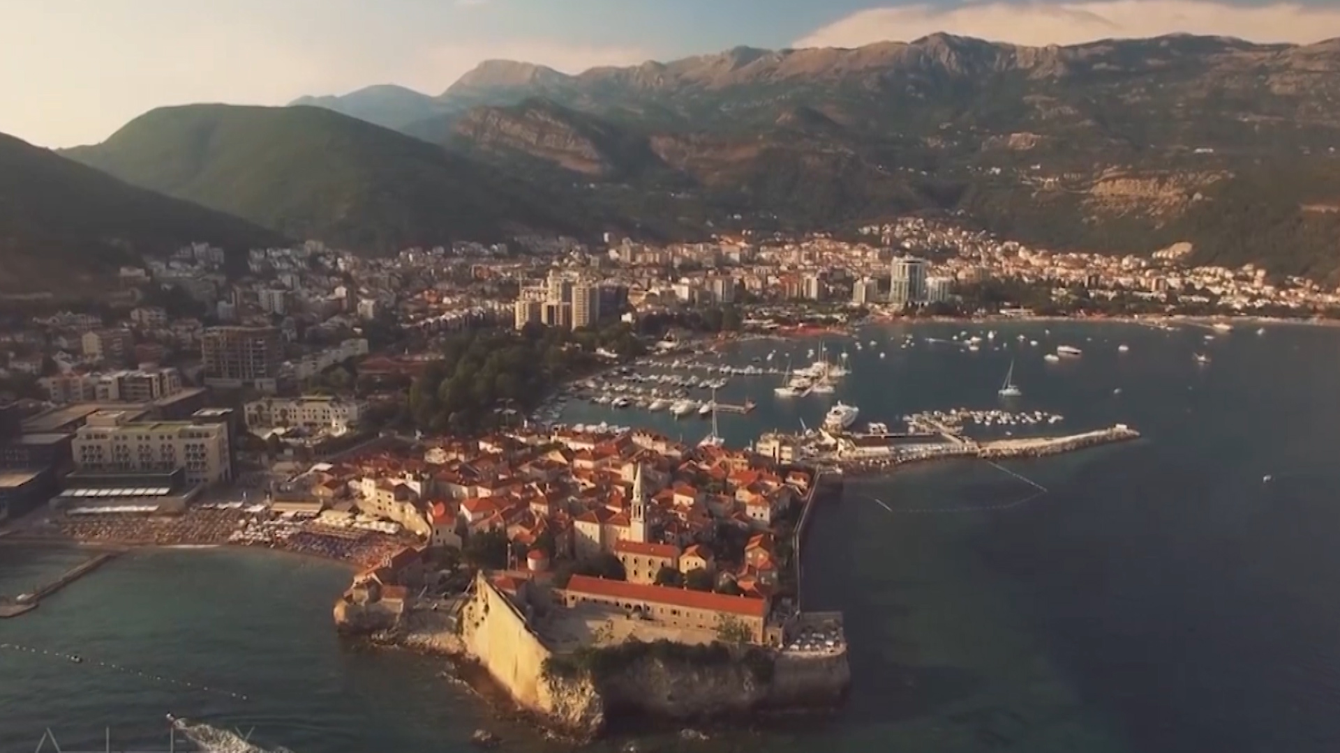 Thành phố cổ Kotor, thuộc Cộng hòa Montenegro là một trong những đô thị thời Trung cổ được bảo tồn tốt nhất trên thế giới và được UNESCO công nhận là di sản của nhân loại.