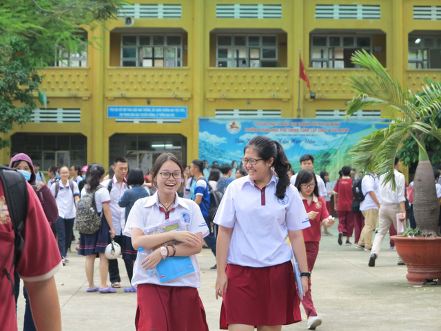 Học sinh lớp 12 TPHCM hớn hở sau kỳ thi THPT quốc gia 2018​