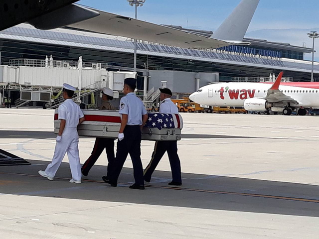 Hài cốt quân nhân Hoa Kỳ được trao trả tại sân bay Đà Nẵng ngày 8/7