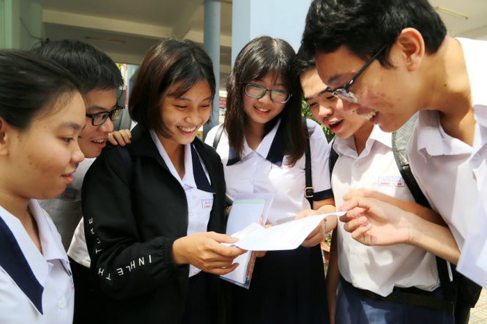 Thí sinh trao đổi sau khi thi xong môn văn kỳ thi THPT quốc gia 2018 tại điểm thi Trường THCS Bàn Cờ, TP.HCM - Ảnh: NHƯ HÙNG
