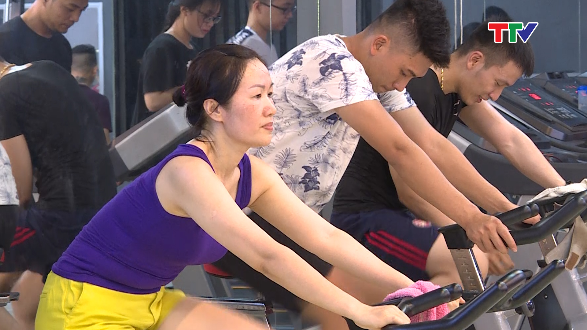 C&ocirc;ng t&aacute;c tại một ng&acirc;n h&agrave;ng tr&ecirc;n địa b&agrave;n th&agrave;nh phố Thanh H&oacute;a, chị Ho&agrave;i Hương thường phải ngồi l&agrave;m việc thường xuy&ecirc;n, nhiều giờ b&ecirc;n m&aacute;y t&iacute;nh. Do vậy, chị  bị đau vai g&aacute;y, xương khớp, đ&ocirc;i khi c&ograve;n bị street. C&aacute;ch đ&acirc;y hơn 1 năm, chị Hương tham gia tập luyện thể dục thẩm mỹ v&agrave; hiệu quả mang lại cho sức khỏe khiến chị rất bất ngờ.