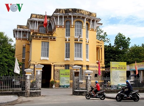 Một công trình kiến trúc cổ thời Pháp tại Huế.