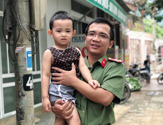 Thượng úy Quang Trung Thành và cháu bé được cứu khi bị cuốn vào vùng nước xoáy ở khu vực thác Bảy Tầng.