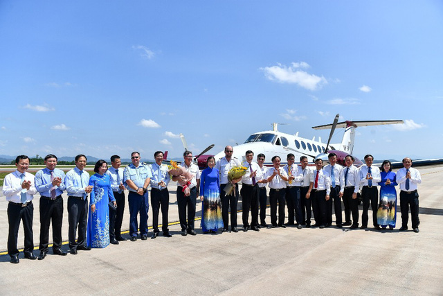 Lãnh đạo tỉnh Quảng Ninh tặng hoa phi công hoàn thành chuyến bay
