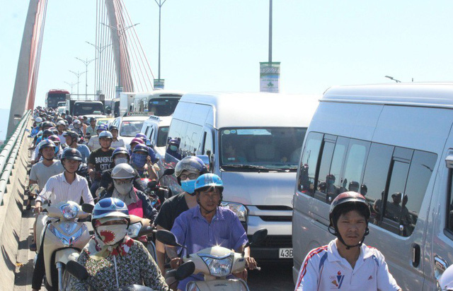 Đà Nẵng đang đối diện với nguy cơ ùn tắc giao thông nghiêm trọng với đà tăng số lượng phương tiện cá nhân, nhất là ô tô khá nhanh