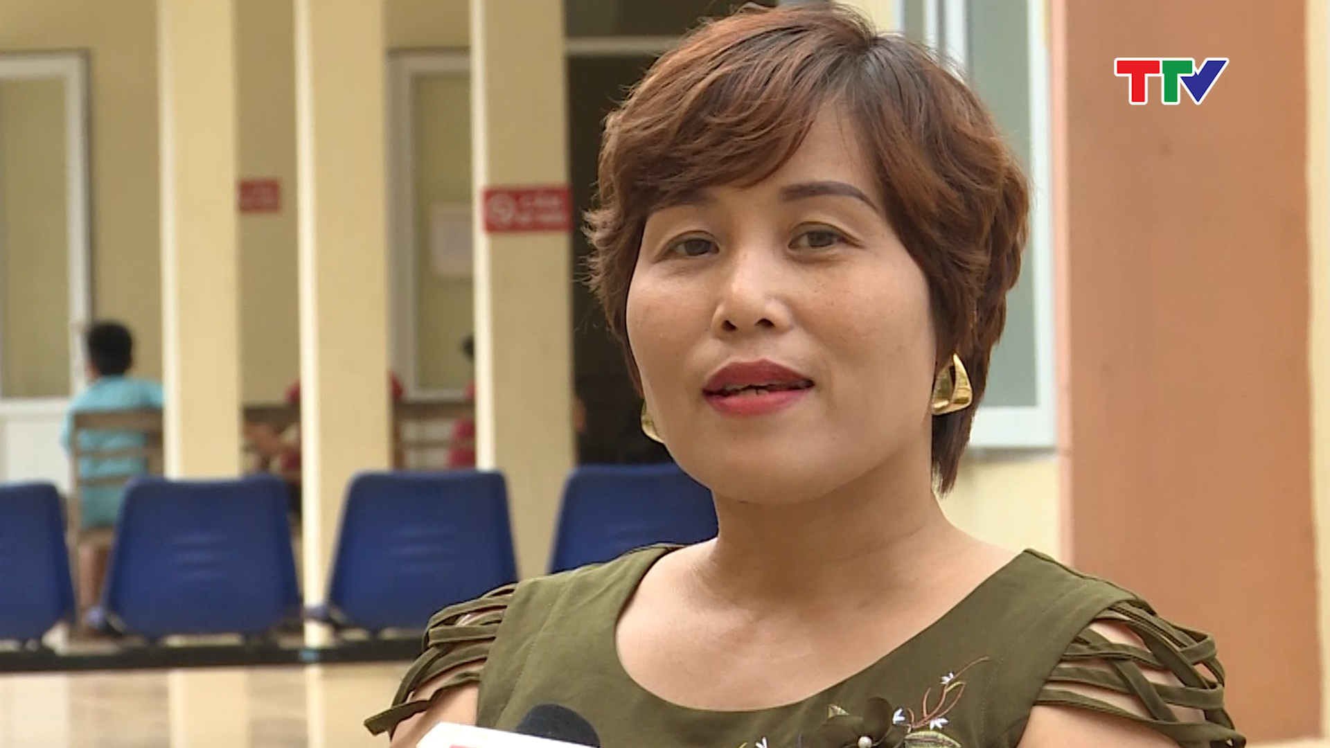 Chị B&ugrave;i Thị Th&uacute;y, X&atilde; Cẩm V&acirc;n, huyện Cẩm Thủy:  "Bệnh viện Cẩm Thủy thời gian gần đ&acirc;y c&oacute; nhiều thay đổi, sạch sẽ, khang trang, đặc biệt thủ tục kh&aacute;m bệnh được thực hiện rất nhanh ch&oacute;ng ".