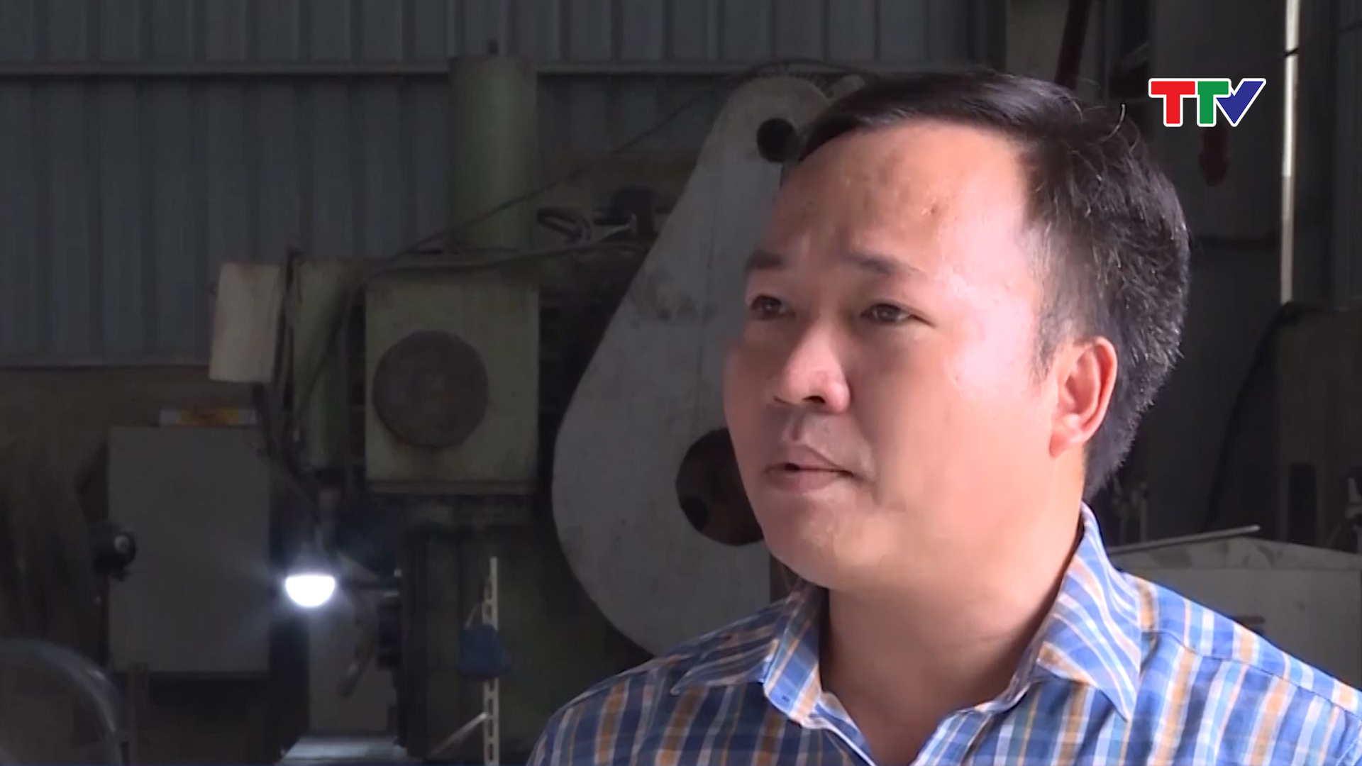Ông Lê Minh Công  Giám đốc công ty TNHH Thành Minh MTC:  &quot;Đầu tư không đồng bộ do quy mô của doanh nghiệp, tiếp cận vốn khó khăn, thứ 2 trình độ tay nghề, thứ 3 cố hữu của  doanh nghiệp nhỏ và vừa Việt Nam rất hạn chế đầu tư công nghệ,  vẫn tập trung tận dụng nhân lực rẻ &quot;