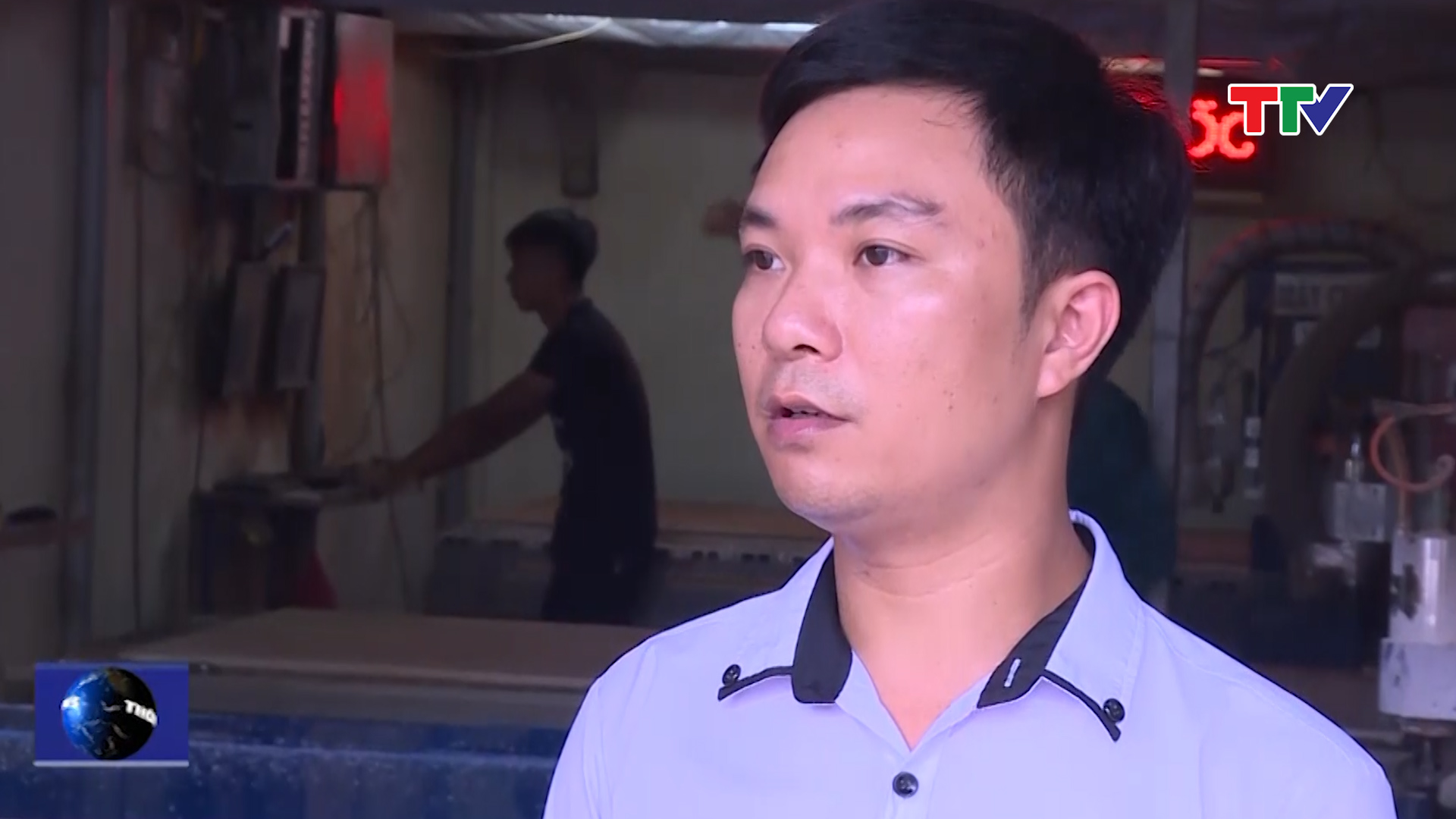 Ông Nguyễn Hữu Thế - Giám đốc công ty quảng cáo điện tử ABC:  &quot;Đầu tiên là khó khăn về tài chính không đủ cập nhật công nghệ hiện đại, thứ 2 đội ngũ kỹ thuật chưa đủ cập nhật công nghệ mới, khi đầu tư lại phải có thời gian để học hỏi cập nhật công nghệ mới &quot;.