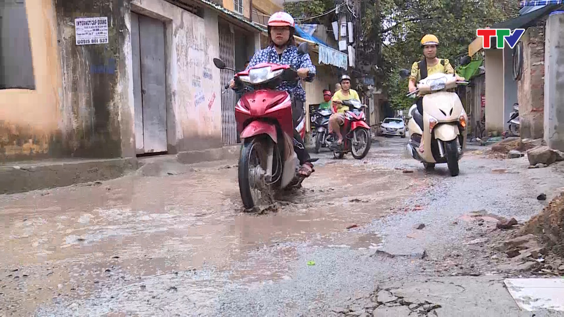 Tuyến đường Hàm Nghi Hạ 2  phường Đông Hương, thành phố Thanh Hóa đã bị bị bong tróc, mặt đường xuất hiện nhiều ổ gà, ổ voi khiến  các phương tiện giao thông phải di chuyển rất chậm...