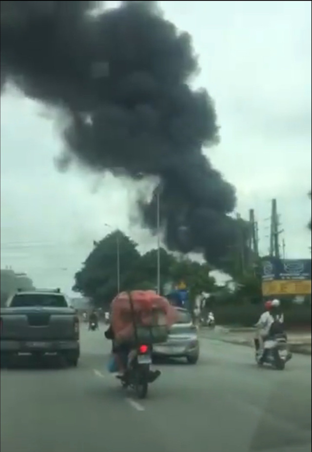 cột kh&oacute;i đen s&igrave; khiến nhiều người đi đường ngột ngạt