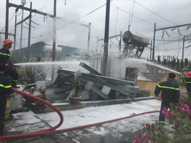 Cảnh s&aacute;t Ph&ograve;ng ch&aacute;y v&agrave; Chữa ch&aacute;y nỗ lực dập lửa trạm biến &aacute;p