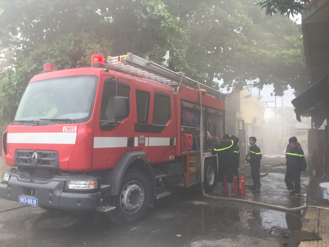 Kh&oacute;i đặc qu&aacute;nh, nhiều kh&iacute; độc khiến c&ocirc;ng t&aacute;c cứu hỏa gặp nhiều kh&oacute; khăn