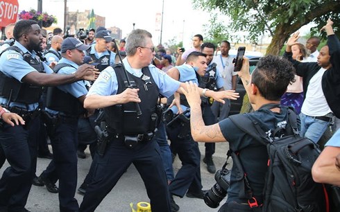 Biểu t&igrave;nh bạo lực tại Chicago, Mỹ. Ảnh Chicago Tribune