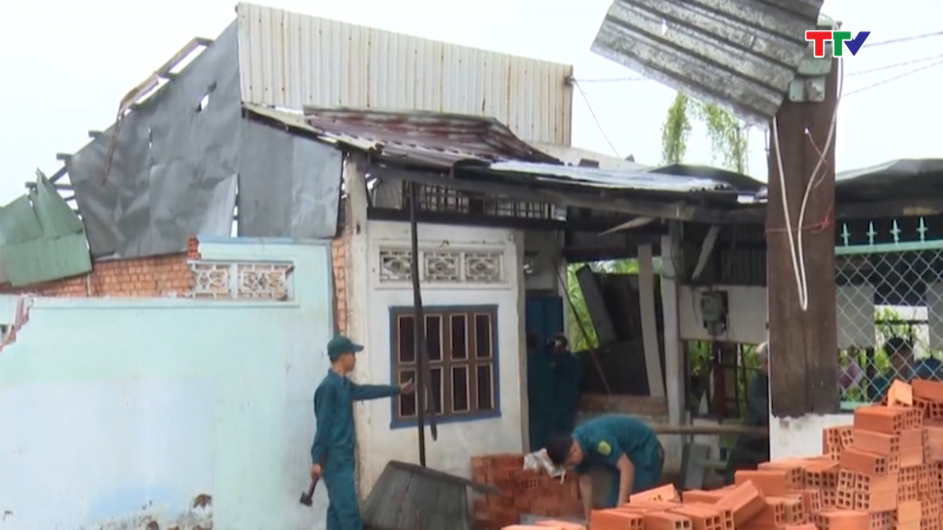 Nhiều căn nhà sập và tốc mái