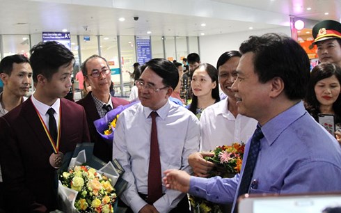 Thứ trưởng Bộ GD-ĐT Nguyễn Hữu Độ (áo xanh) chúc mừng các học sinh đoạt giải