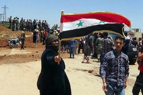 Người dân ăn mừng sau khi chính phủ Syria kiểm soát được thành phố Deraa. Ảnh: Zawya