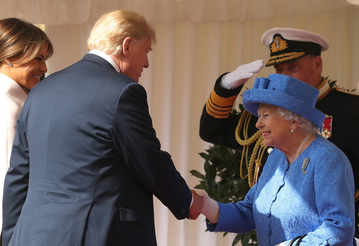 Truyền thông cũng ghi nhận rằng ông Trump dường như đã bỏ qua một nghi thức thường thấy là cúi đầu hoặc khom mình chào hỏi khi diện kiến Nữ hoàng Anh - Ảnh: REUTERS