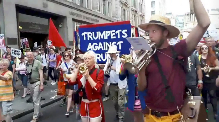 Đoàn biểu tình tại London mang kèn Trumpet chống lại chuyến viếng thăm Anh của ông Trump ngày 13-7 - Ảnh: REUTERS