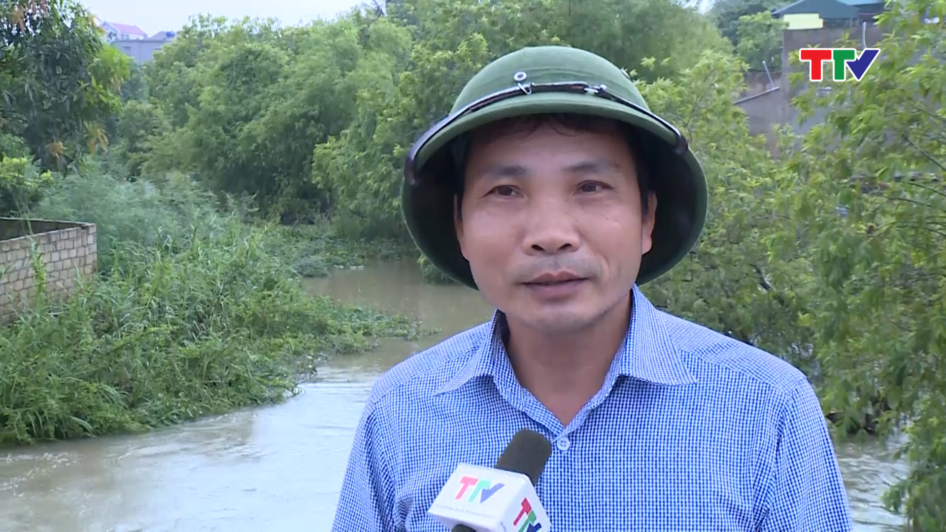 <br>Ông Bùi Minh Tâm, cán bộ Chi nhánh thuỷ nông Hà Trung: Đây là vùng trũng nên mưa lớn hơn 200 mm đã gây ngập lớn. Để bảo vệ cây trồng chúng tôi đã thực hiện bơm tiêu trước đó và hiện tại vẫn vận hành 100% máy bơm nước.