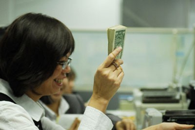 Trong hai phi&ecirc;n giao dịch gần đ&acirc;y, Ng&acirc;n h&agrave;ng Nh&agrave; nước đ&atilde; bắt đầu b&aacute;n ra ngoại tệ, đ&aacute;p ứng nhu cầu v&agrave; hạn chế biến động mạnh của tỷ gi&aacute; USD/VND.