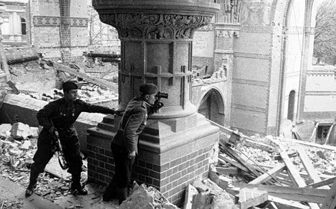 Một sĩ quan Hồng quân theo dõi hỏa lực pháo binh ở thủ đô Berlin vào ngày 30/4/1945. Ảnh: Sputnik.