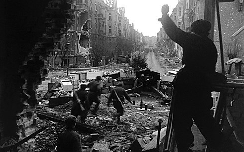 Hồng quân cận chiến trên đường phố Berlin vào năm 1945. Ảnh: Getty