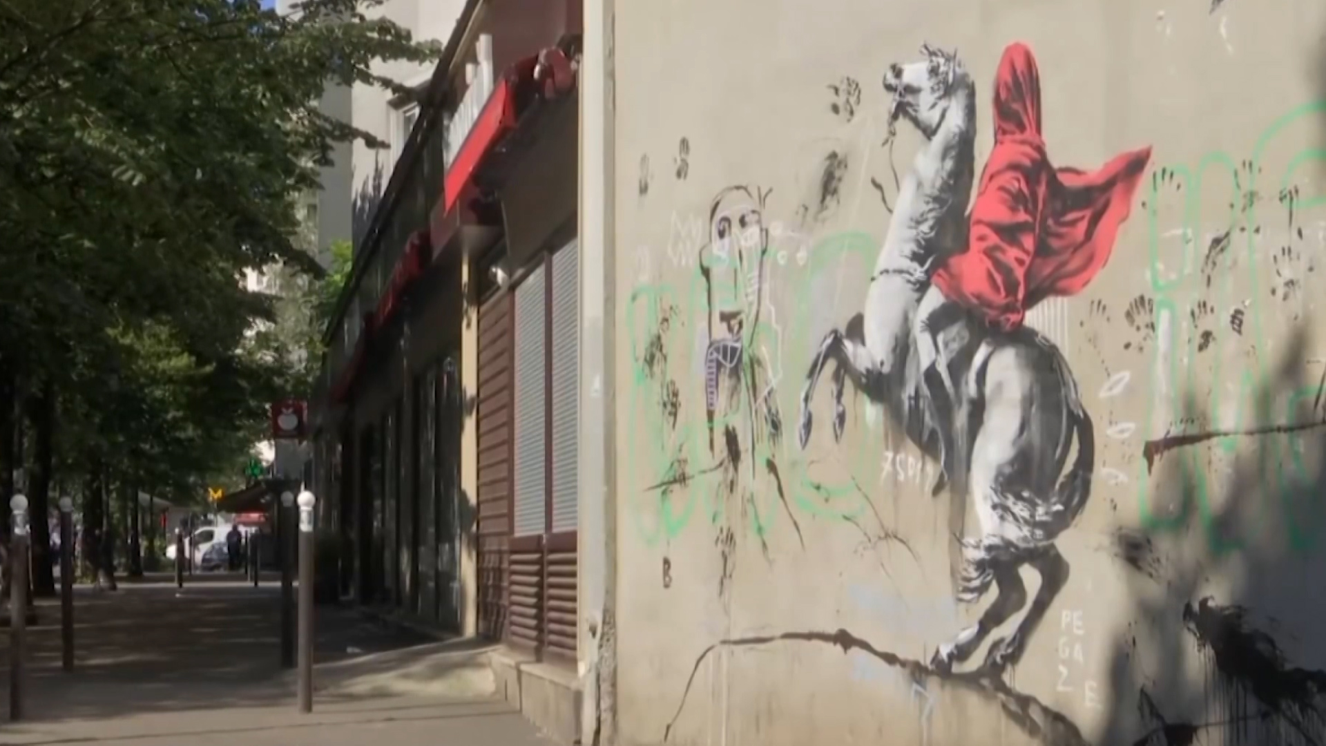 Nghệ sĩ Banksy vẽ tranh hàm chứa ý nghĩa xã hội ở thủ đô Paris của Pháp