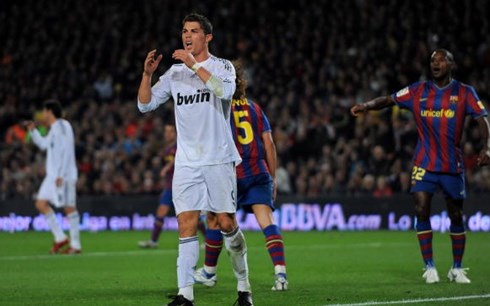 Ronaldo bị chê bai vì mờ nhạt trong các trận đấu với Barca trong 2 năm đầu tiên đến Bernabeu (Ảnh: Getty Images).