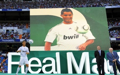Ronaldo đến Real vào năm 2009 với giá chuyển nhượng 80 triệu bảng (kỷ lục thế giới thời điểm đó) (Ảnh: Getty Images).
