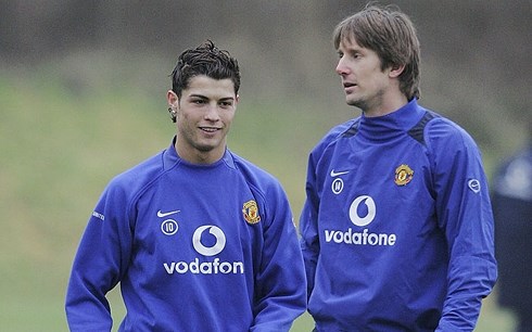 Ronaldo thường năn nỉ Edwin van der Sar ở lại tập thêm cùng mình khi ở MU (Ảnh: Getty Images).